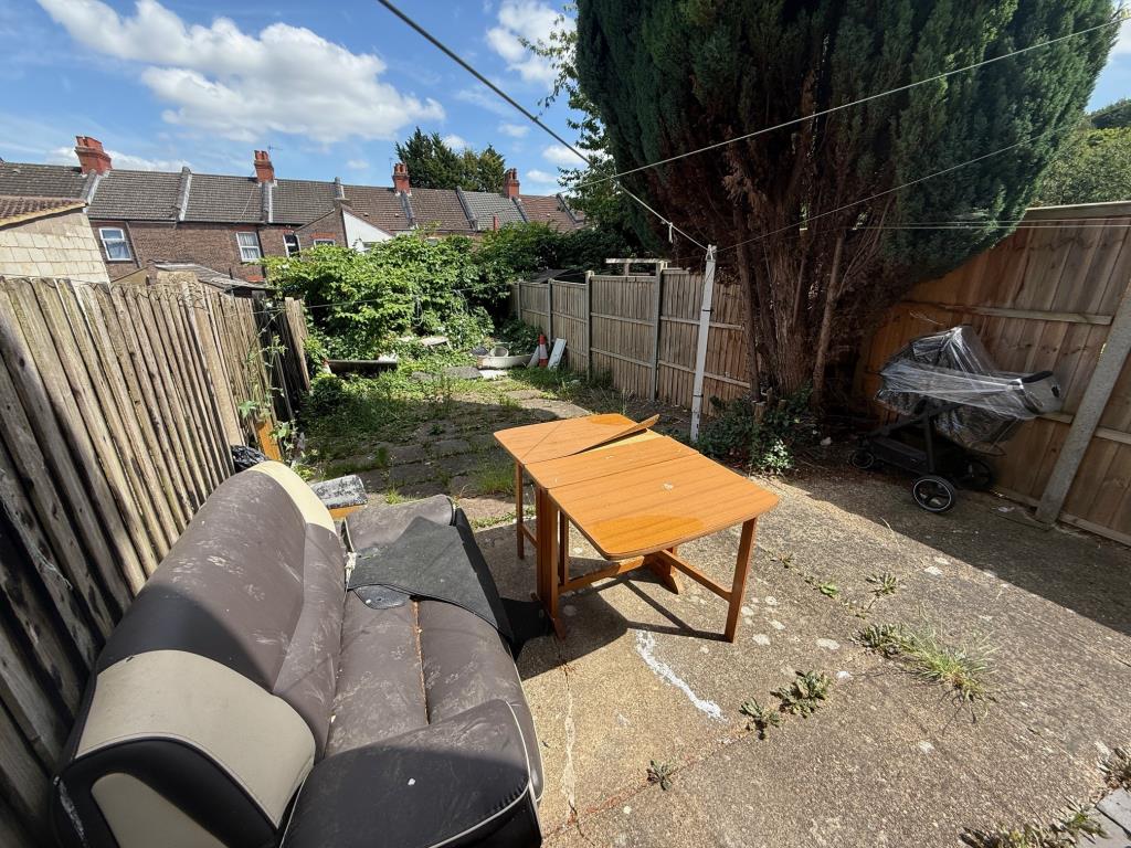 Lot: 103 - THREE-BEDROOM MID-TERRACE HOUSE REQUIRING IMPROVEMENT - Rear garden